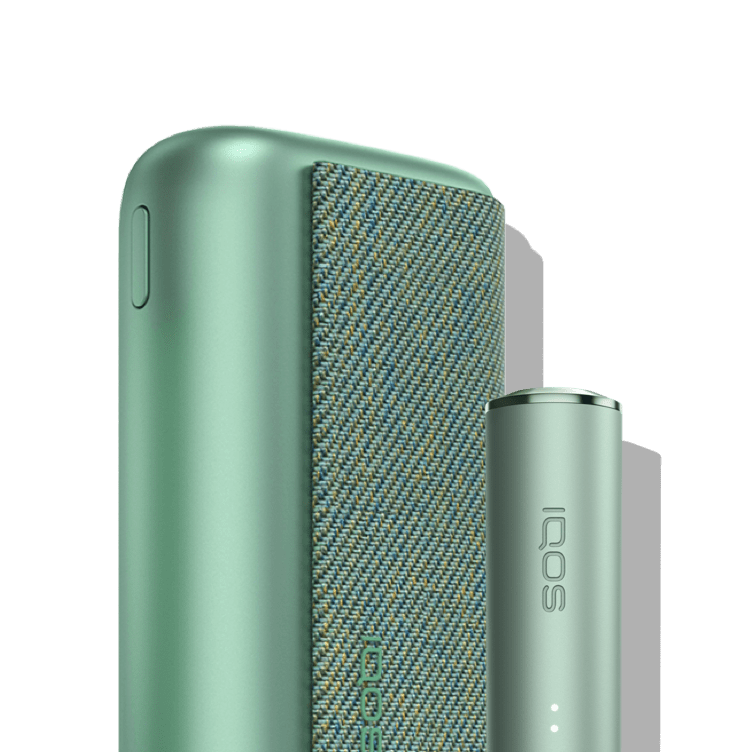 Un cargador de bolsillo y un dispositivo IQOS ILUMA PRIME color Jade Green.