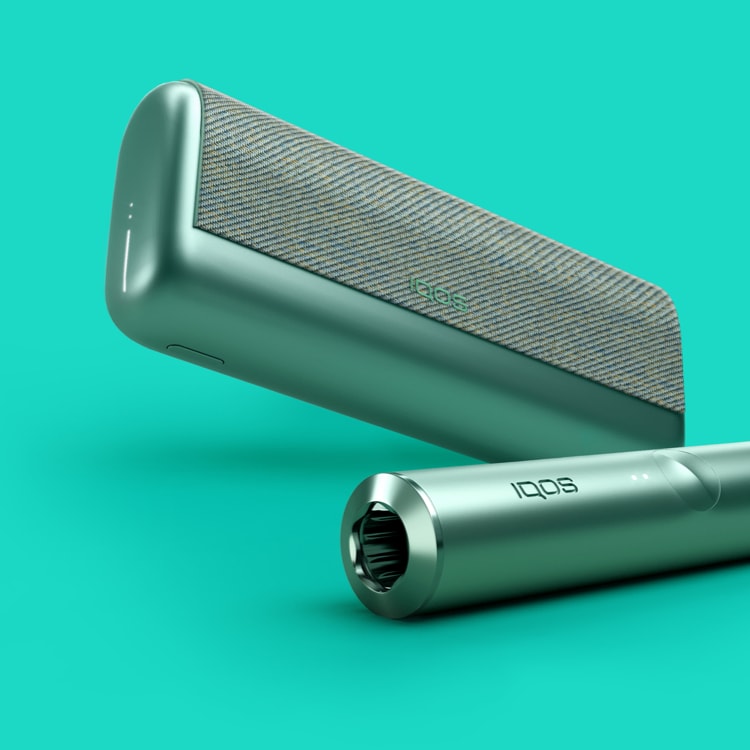 Holder IQOS ILUMA PRIME color Jade Green con una unidad de tabaco TEREA insertada.